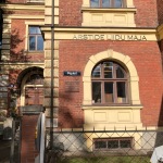 Fassaadisildid paigaldati 2021. aastal arstide liidu 100. aastapäevaks.